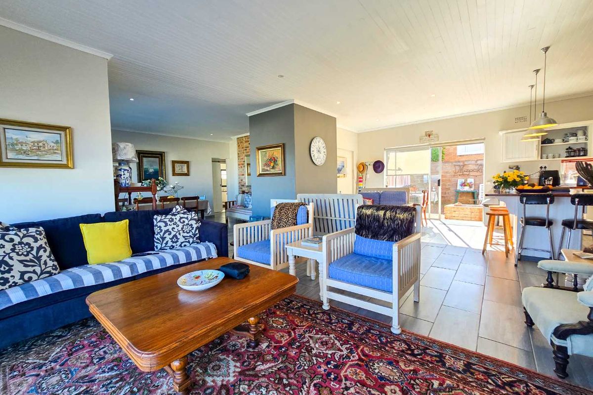 Family living with breathtaking sea views. - Photo 2