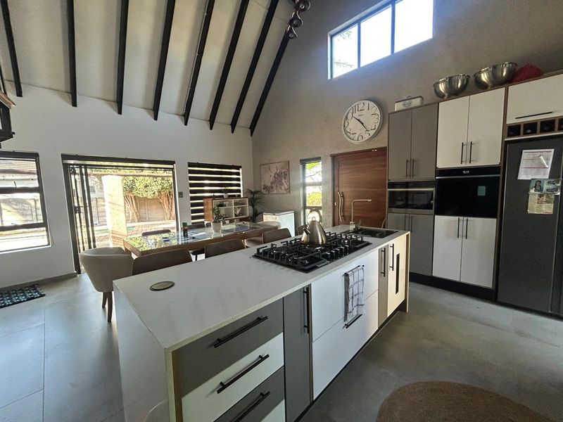 Modern 4 Bedroomed Home With Spacious 2 Bedroomed Flatlet & Pool. - Photo 2