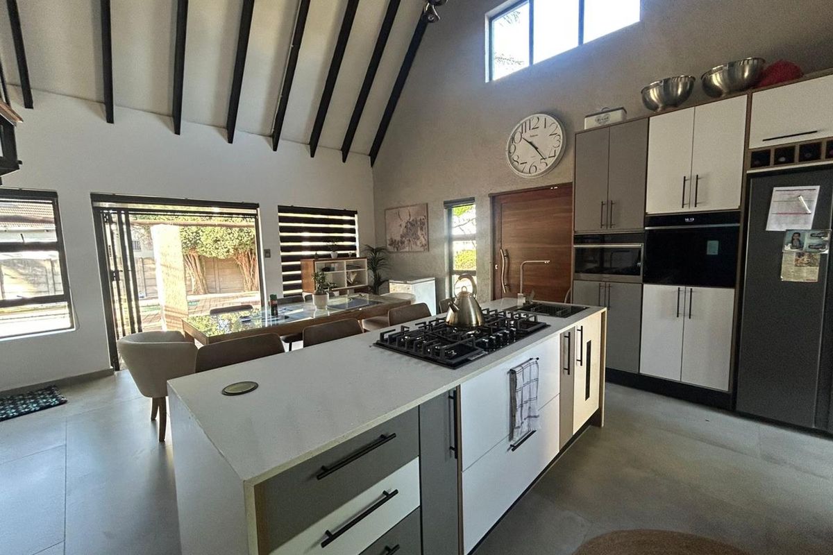 Modern 4 Bedroomed Home With Spacious 2 Bedroomed Flatlet & Pool. - Photo 2