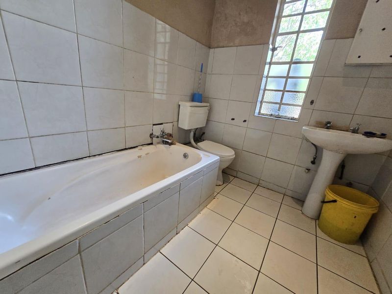 **Charming 3-Bedroom House For Sale in Rosettenville, Johannesburg** - Photo 9