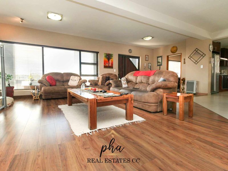 Huge Family Home For Sale in Swakopmund, Ocean View - Photo 7