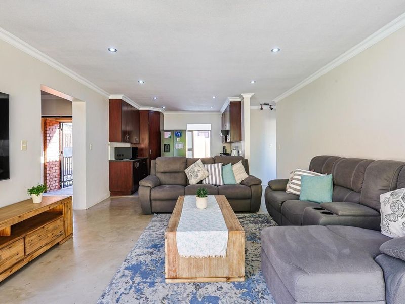 Charming three-bedroom home in Monterrey Place - Photo 10