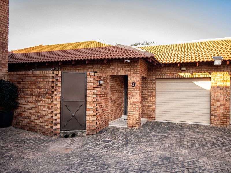 Stunning 3 bedroom simplex for rent - Photo 2