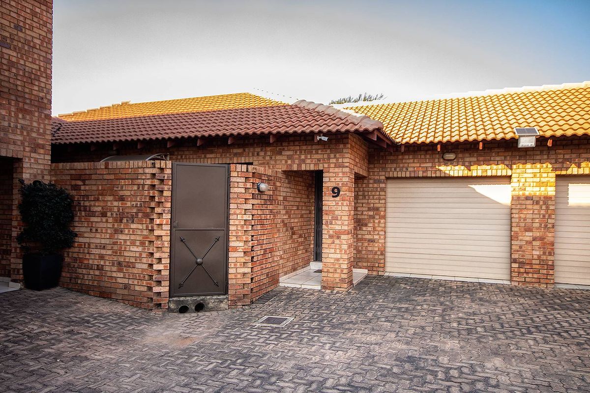 Stunning 3 bedroom simplex for rent - Photo 2