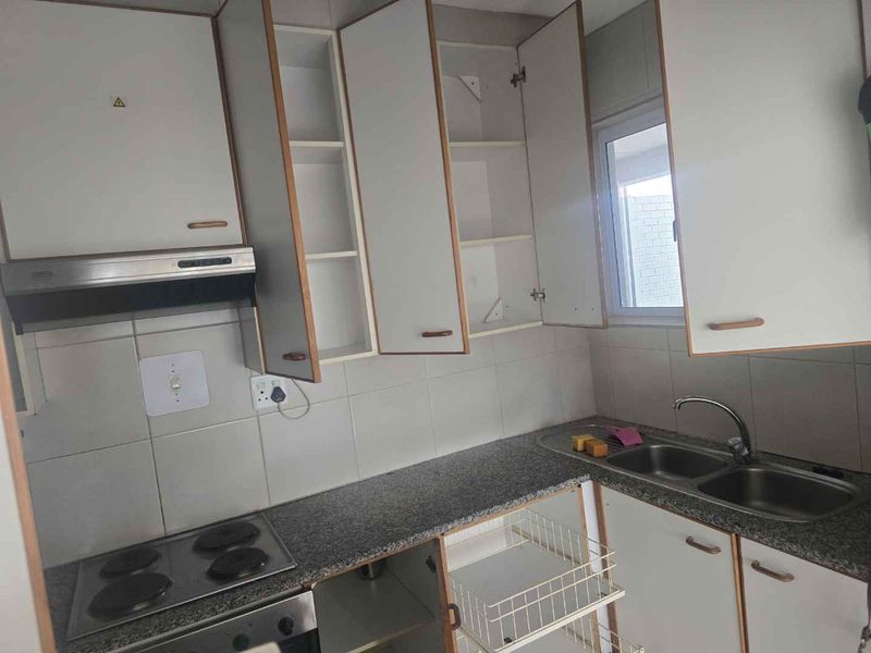 Top-Floor 2 Bedroom Apartment with Scenic Views in Secure Findlain Court - Photo 10