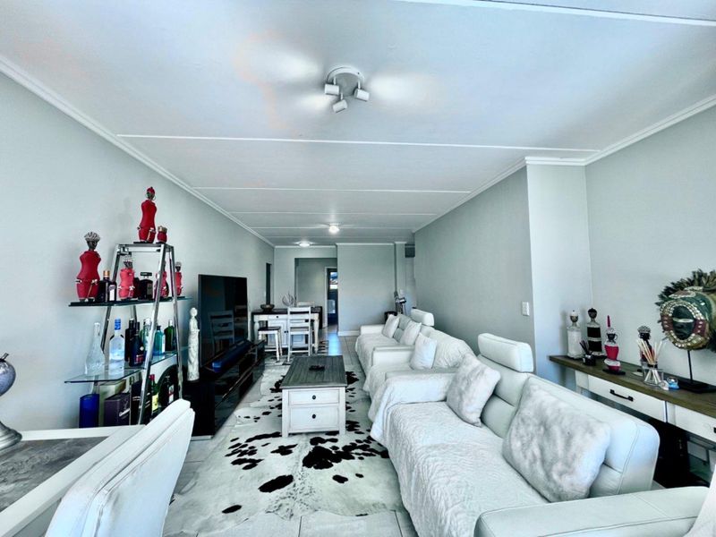 Luxurious 3-Bedroom Ground Floor Unit in Whistling Thorns - Photo 2