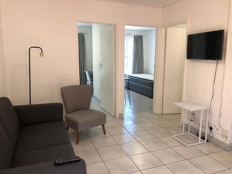 Beautifully renovated and furnished 2 Bed 1 Bath Apartment open plan living area with kitchenette - Photo 2