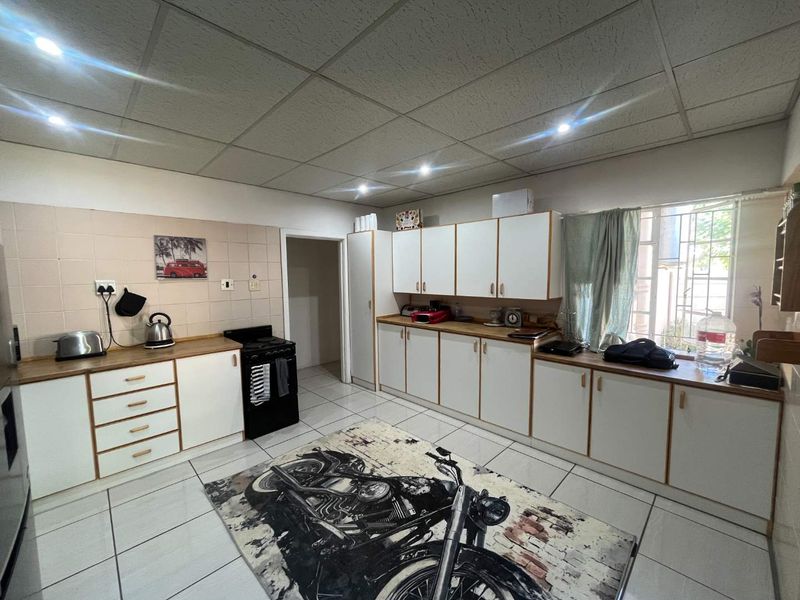 Versatile 4-Bedroom Home with Private Flatlet – Excellent Investment Opportunity - Photo 6