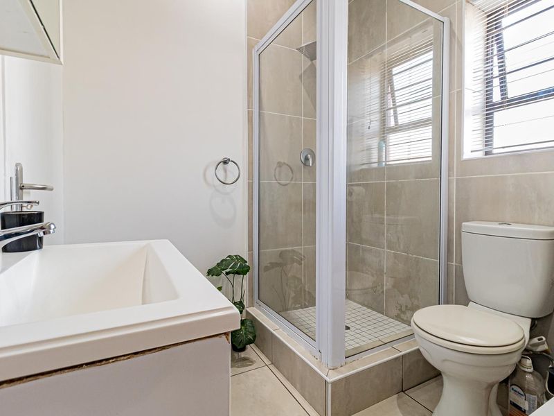 Stylish Corner Loft Apartment in a Sought After Estate - Photo 8