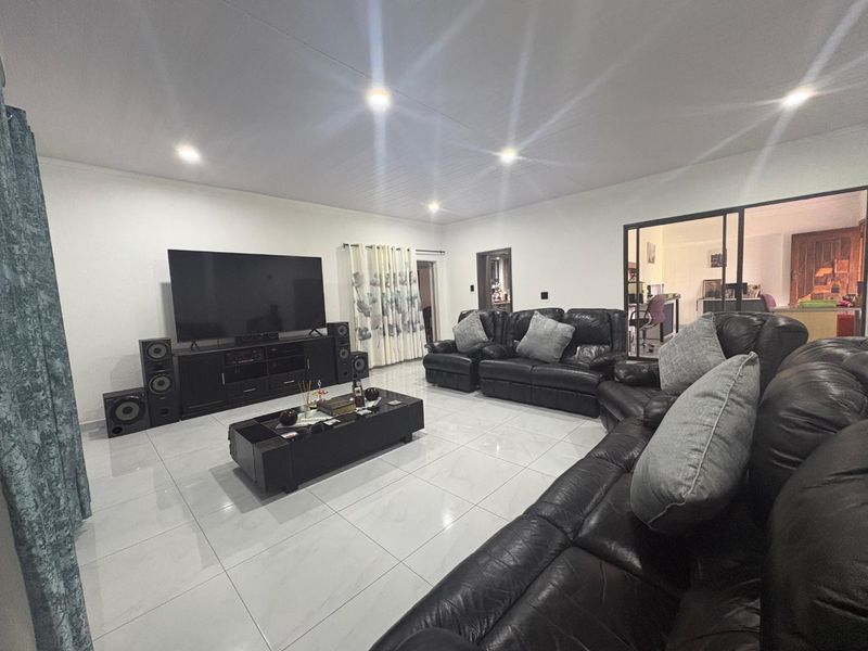 The Complete Modern Family Home with Two Bedroom Flatlet - Photo 3