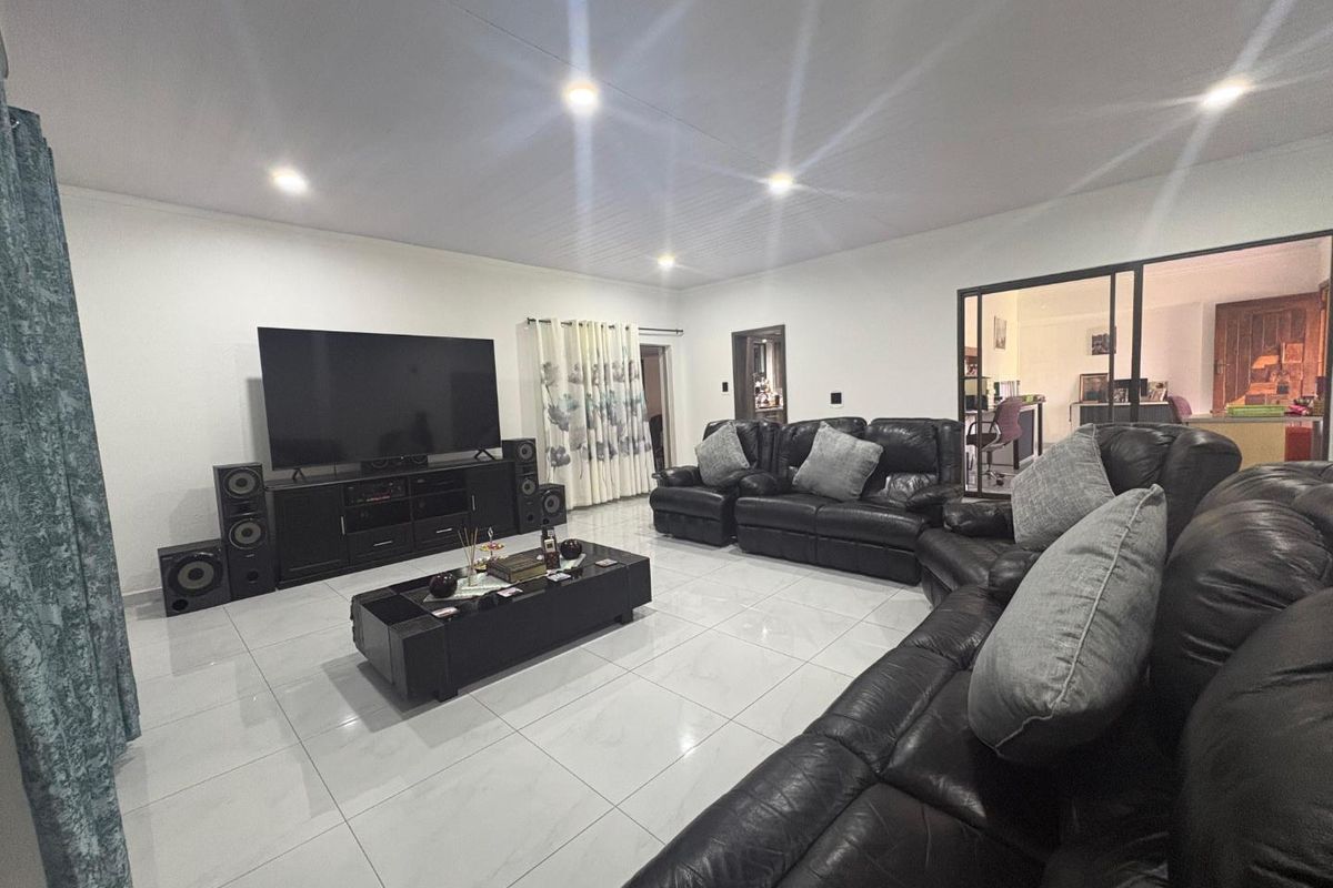 The Complete Modern Family Home with Two Bedroom Flatlet - Photo 3