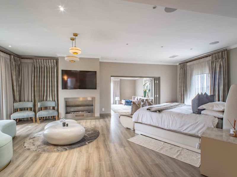 🏡 Exquisite 5-Bedroom Luxury Home for Sale in Helderfontein Estate - Photo 6