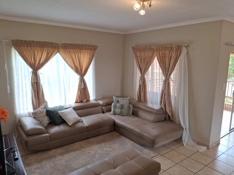 Spacious, Modern 2 Bedroom, 2 Bathroom Apartment with a Single Garage close to Gautrain station!  Great Investment! - Photo 6