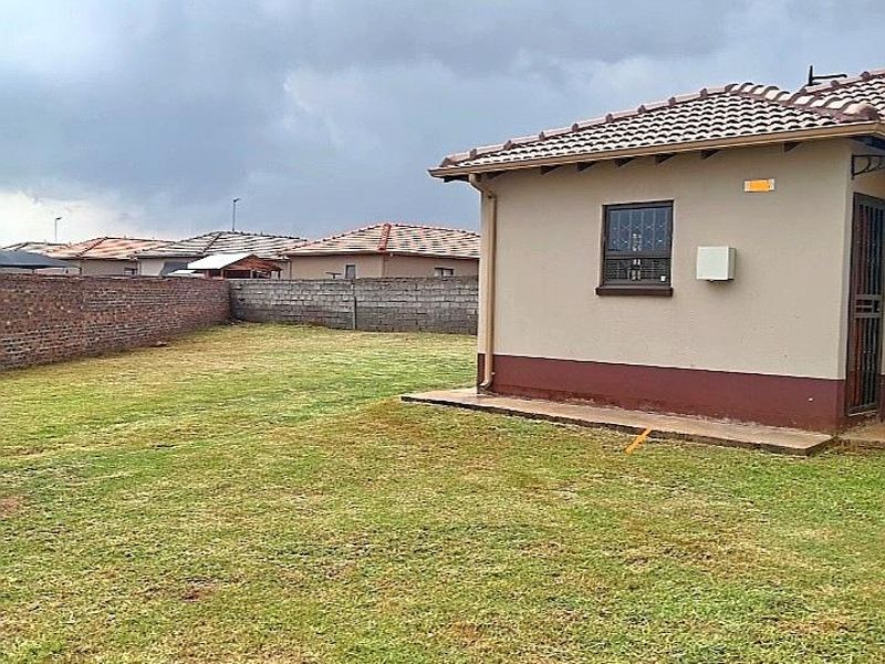 24/7 Monitored Security with Biometric Access | Executive 3-Bedroom Residence in Dawn City, Dawn Park Step into secure contemporary living - Photo 4