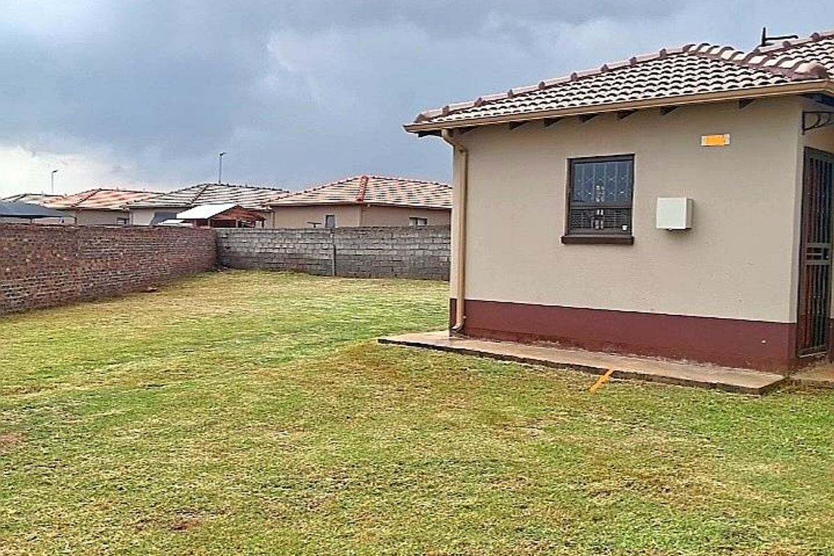 24/7 Monitored Security with Biometric Access | Executive 3-Bedroom Residence in Dawn City, Dawn Park Step into secure contemporary living - Photo 4