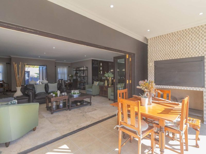 Elegance Meets Comfort: Spacious Family Home & Office! - Photo 5