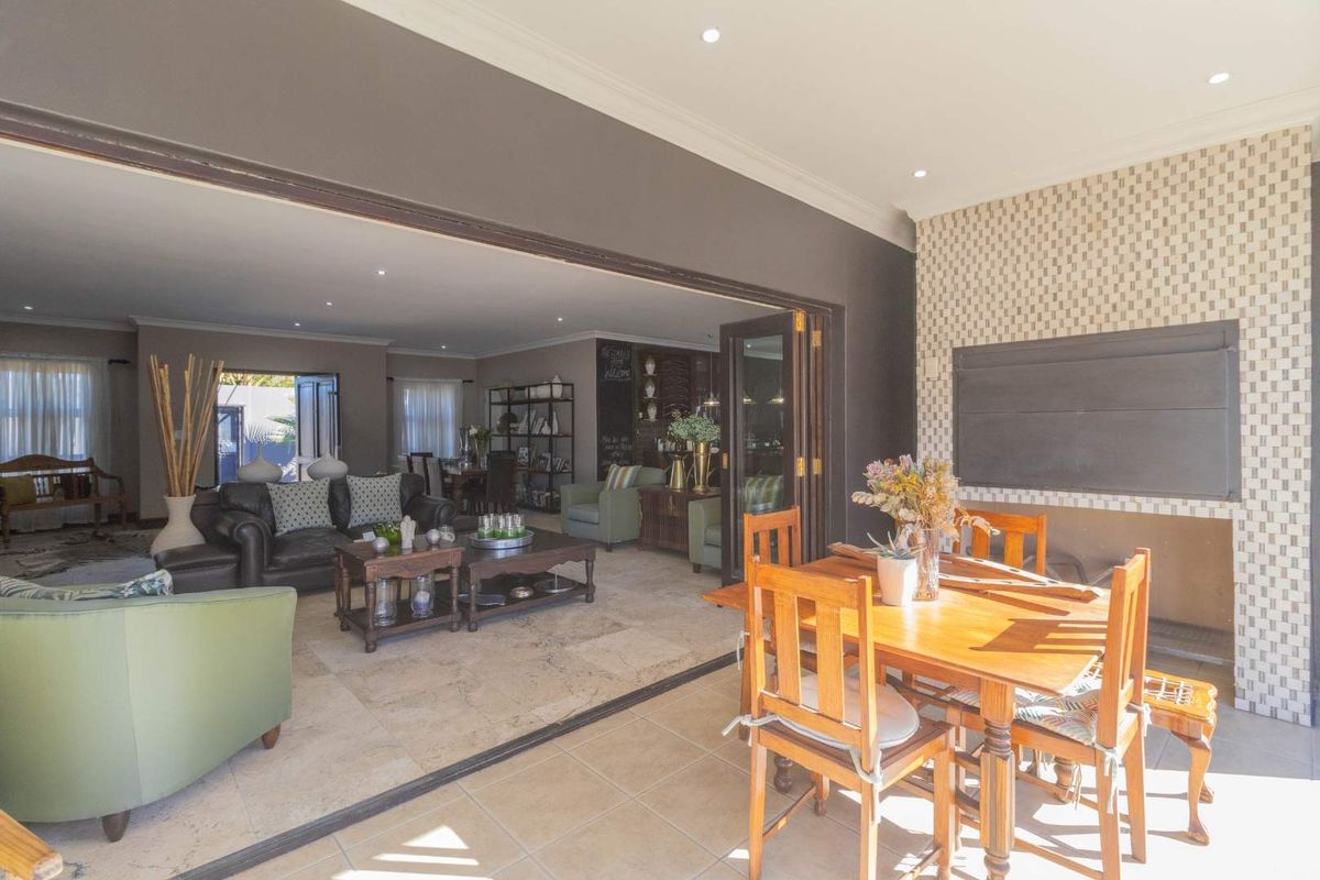 Elegance Meets Comfort: Spacious Family Home & Office! - Photo 5