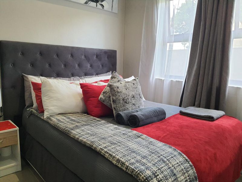 Stunning 3 bed, 2 bath unit in a secure complex - Photo 7