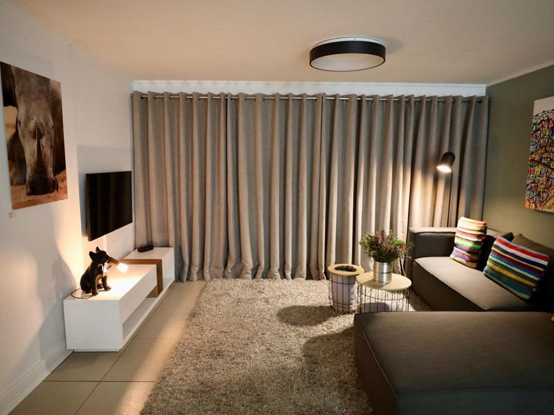 Stylishly furnished 2 bedroom apartment - Photo 2