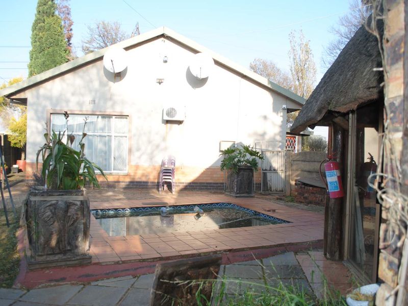 Spacious Home with Flatlet possibilities with pool lapa and 5kva inverter (Battery Backup) - Photo 6