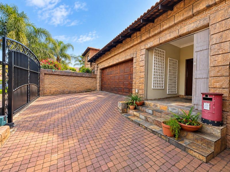 LOOK AGAIN — IMMACULATE FAMILY HOME IN SOUGHT-AFTER AERORAND