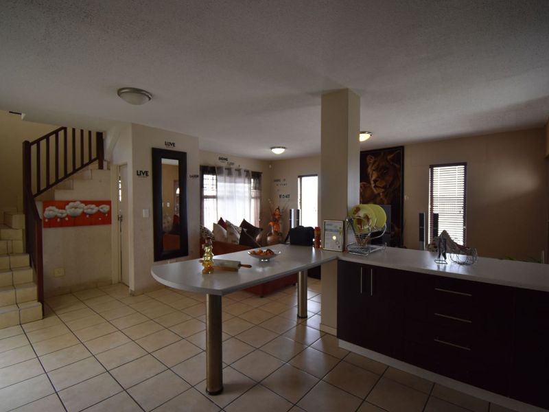 Townhouse in Lagoon - Photo 4