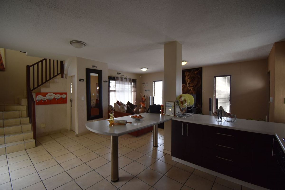 Townhouse in Lagoon - Photo 4