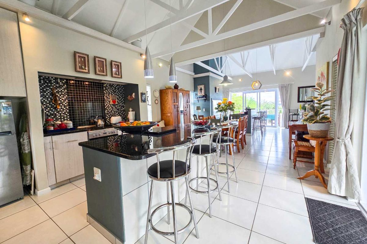 Elegant architectural family home with flatlet for sale in Stilbaai-Wes. - Photo 4