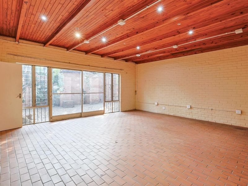 Expansive 9-Bedroom Property on a Generous 1887sqm Lot - Photo 9