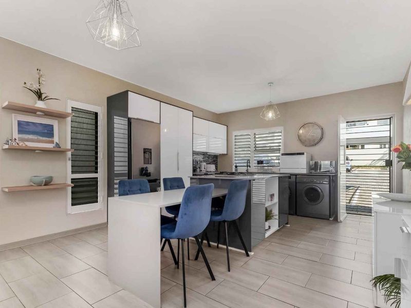 TURN THE KEY TO STYLISH DUPLEX LIVING, BOASTING MODERN DESIGN AND FLAWLESS PRESENTATION - Photo 4