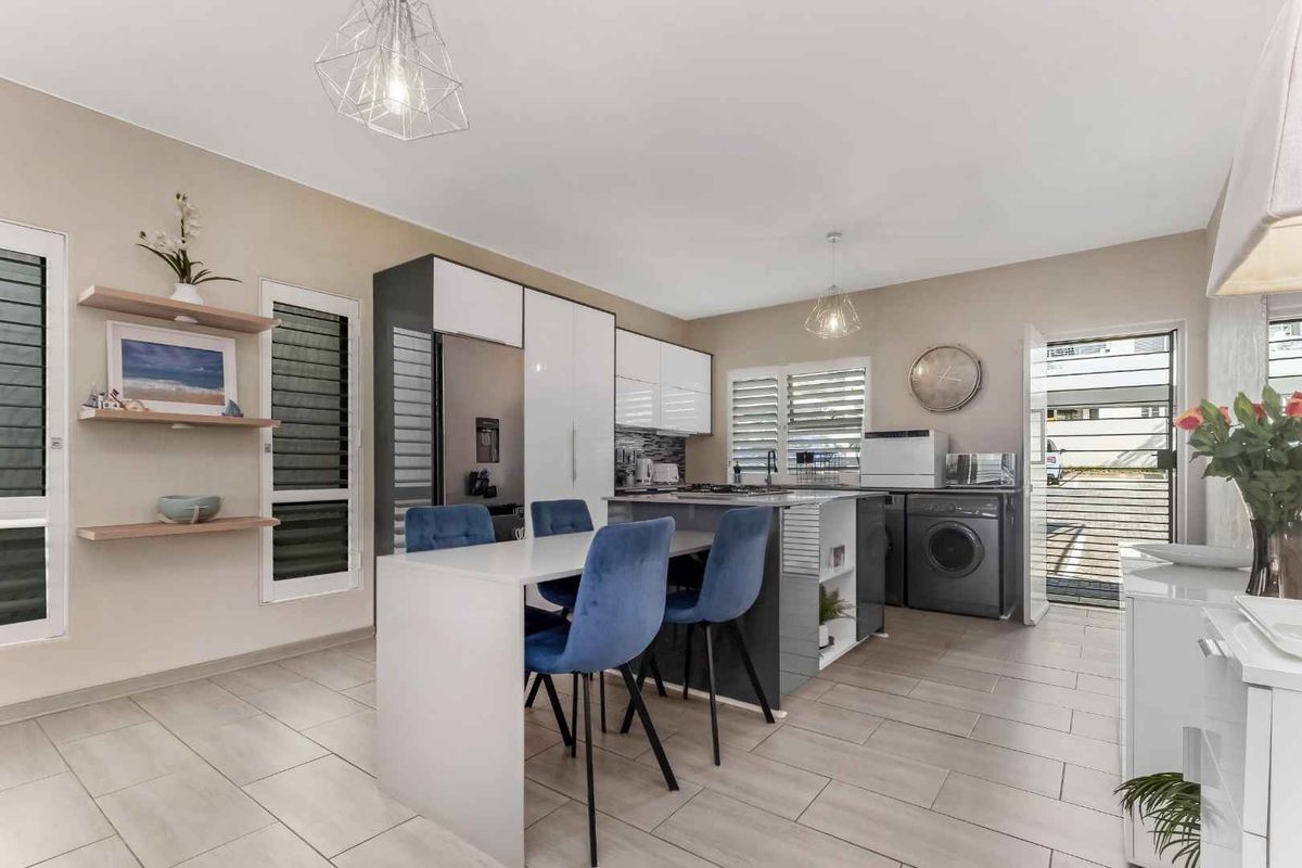 TURN THE KEY TO STYLISH DUPLEX LIVING, BOASTING MODERN DESIGN AND FLAWLESS PRESENTATION - Photo 4
