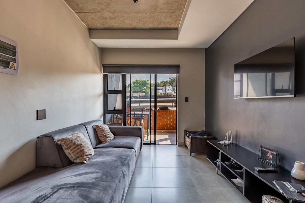 Modern 1-Bedroom Apartment in the Heart of Waterkloof - Photo 4