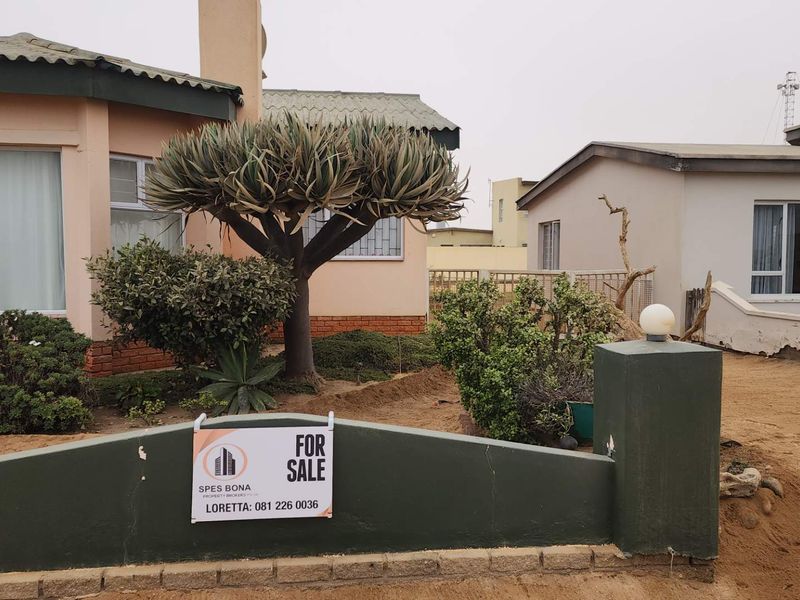 House with seperate flat. - Photo 2