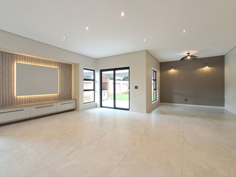 3 Bedroom Cluster in Brackenhurst - Photo 3