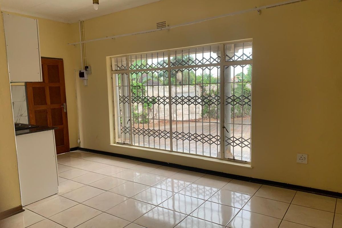 **Charming Bachelor Pad for Rent in Birchleigh** - Photo 4