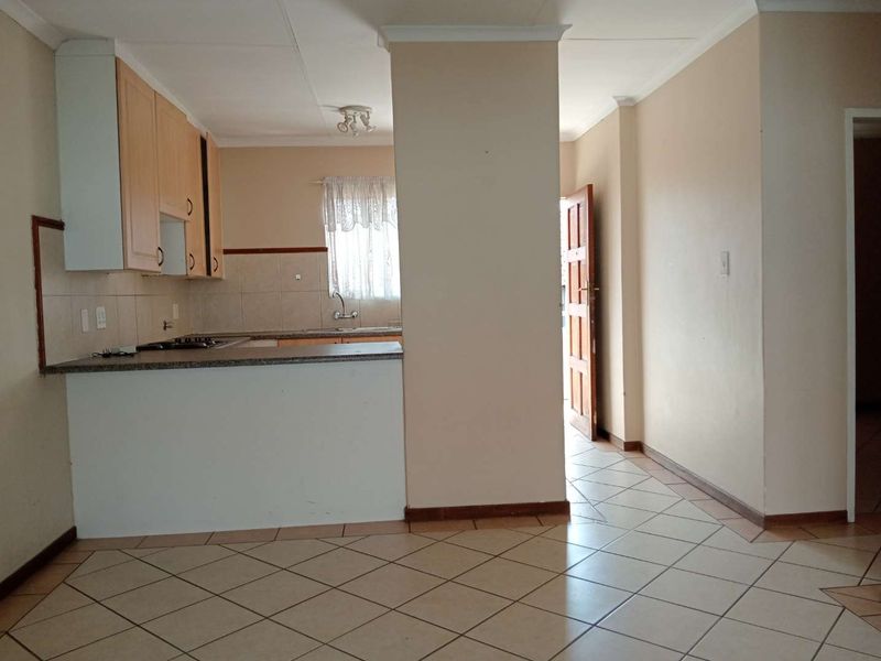 Spacious Top Unit To Rent. Available 1 August 2026 - Photo 10