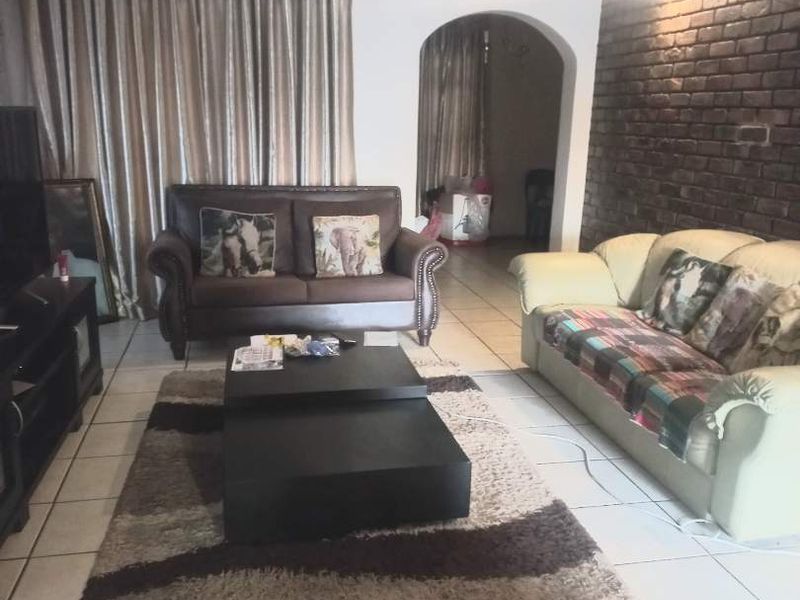 Charming Fixer Upper - Photo 4