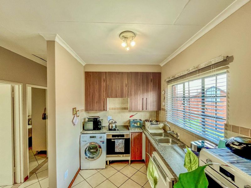 Charming 2 Bedroom Townhouse for Sale in Stoneridge - Photo 7