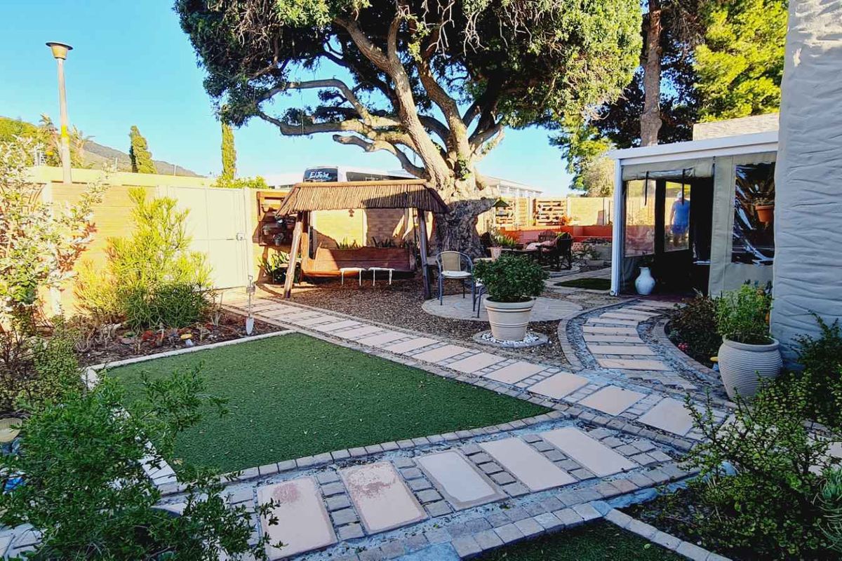 Magnificent Family home with Dual living options - Photo 4