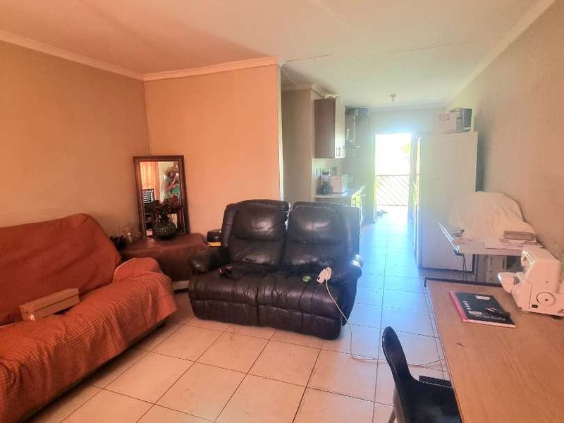 APARTMENT FOR SALE IN LUXURY HILL, SOWETO - Photo 9