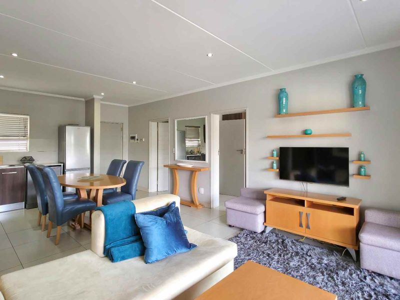 Stylish, Location Perfect, Executive 2 Bedroom Furnished Sandton Apartment - Photo 3