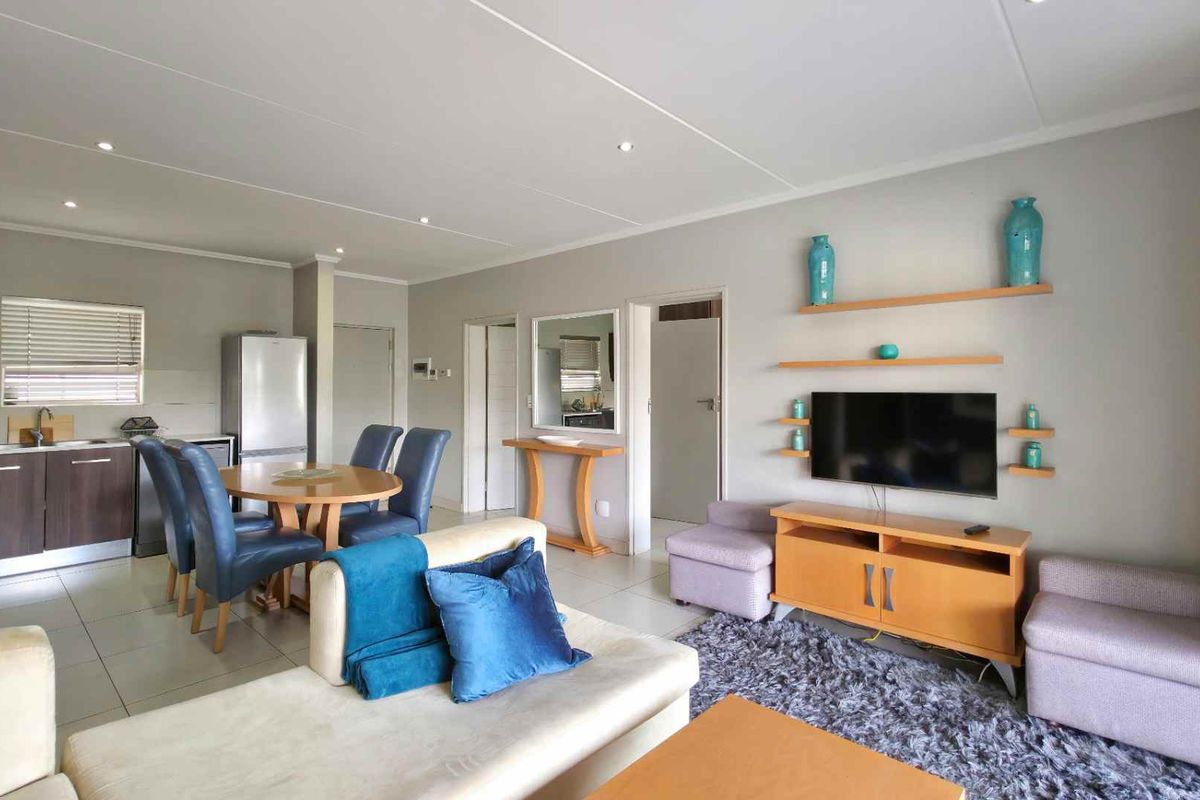 Stylish, Location Perfect, Executive 2 Bedroom Furnished Sandton Apartment - Photo 3