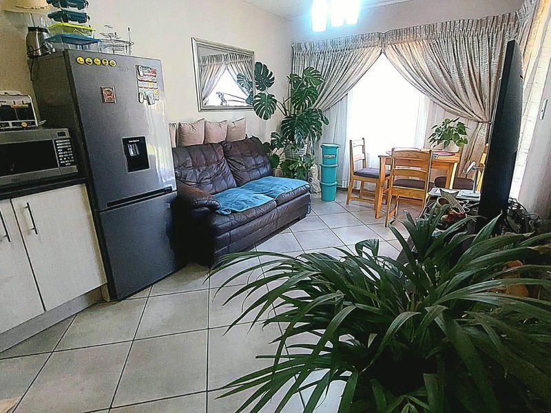 Secure 2-Bedroom Ground Floor Unit with Patio ! - Photo 8