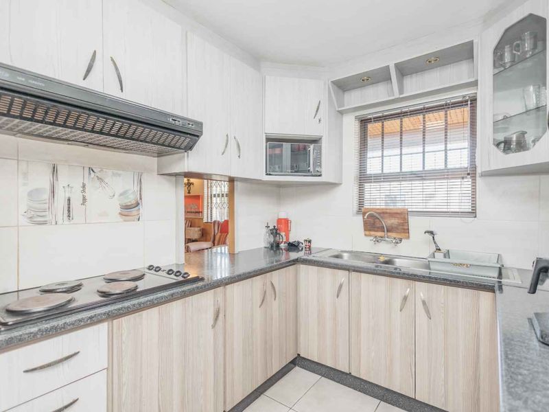 Inviting 4 Bedroom Haven: Spacious & Well-Maintained Residence - Photo 4