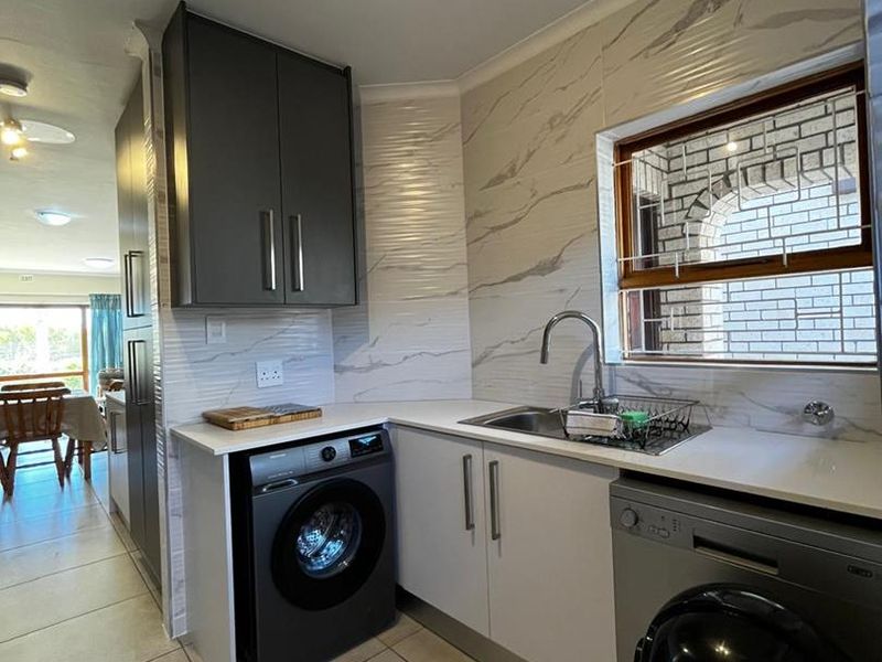 Immaculate 3-Bedroom Apartment - Photo 10