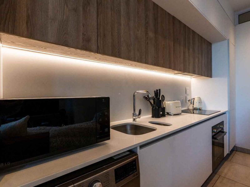 Modern Fully Furnished 1-Bedroom Apartment in Cape Town City Centre - Photo 9