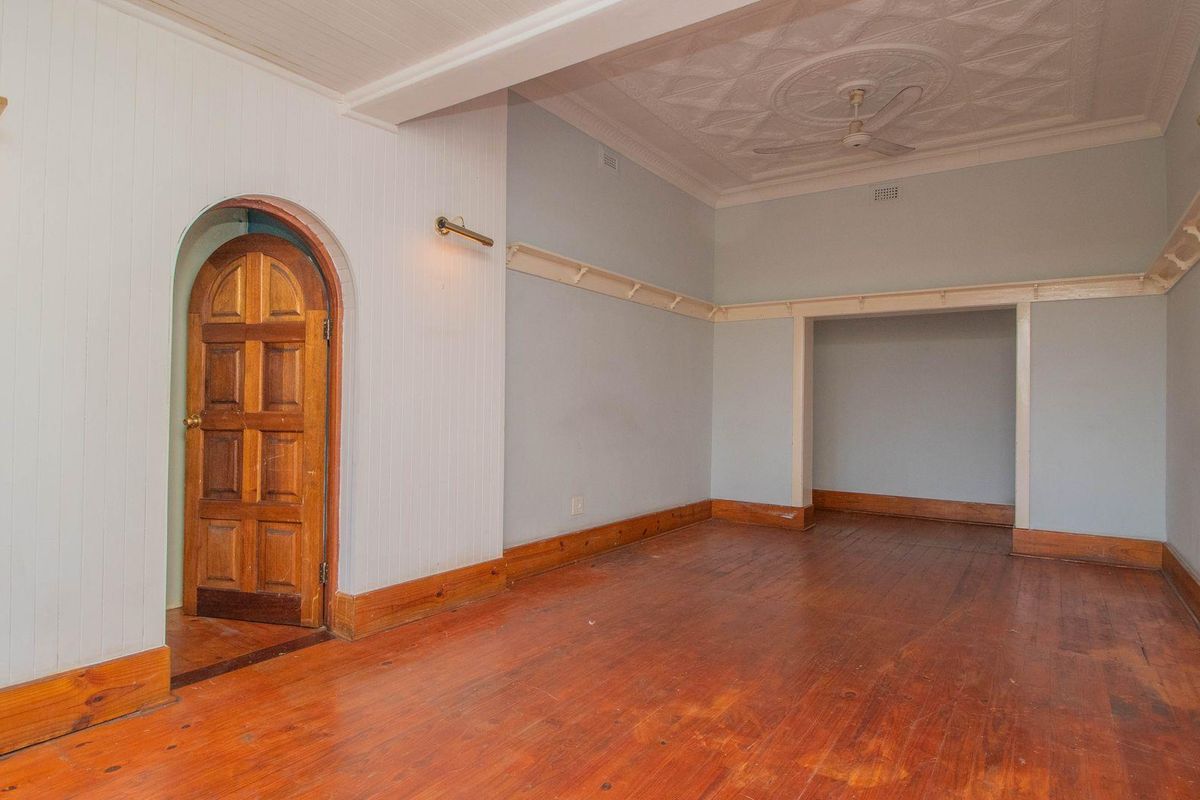 5 Bedroom family home in  the enclosed area of Westdene - Photo 3
