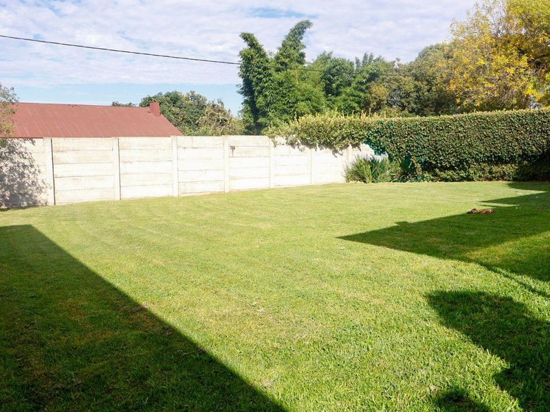 Charming Valhalla Original with Modern Finishes & Expansive Garden - Photo 2