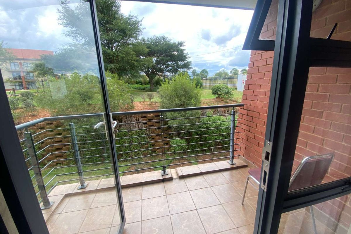 Bachelor Apartment in Ruimsig - Great Investment! - Photo 2