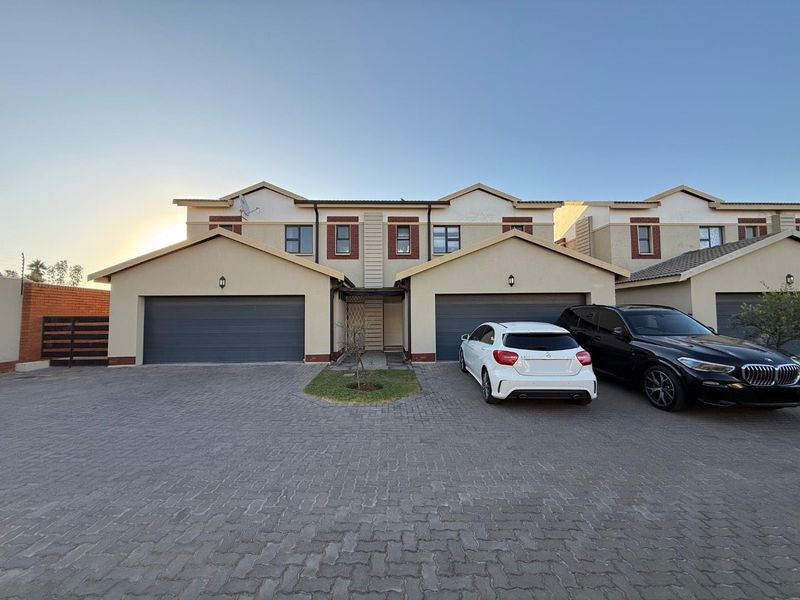 Stylish 3-Bedroom Semi-Detached Duplex with Private Garden and Modern Finishes - Photo 2